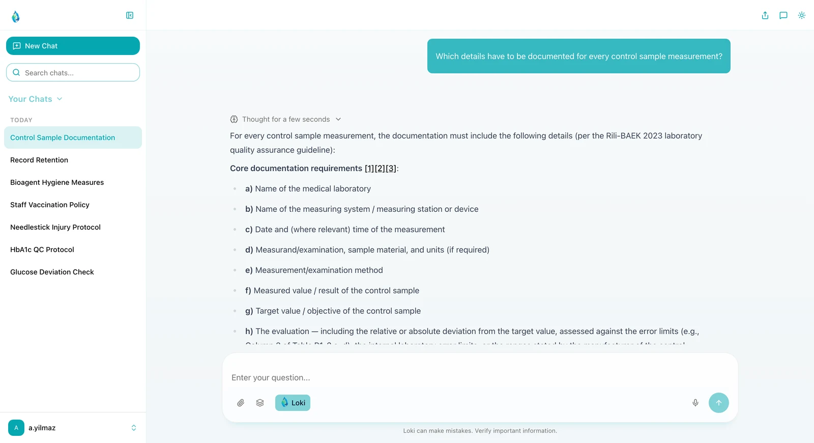 LOKI in light mode: the question which details have to be documented for every control sample measurement. The answer lists the required entries from the Rili-BÄK, from the name of the laboratory to the evaluation, with source references.