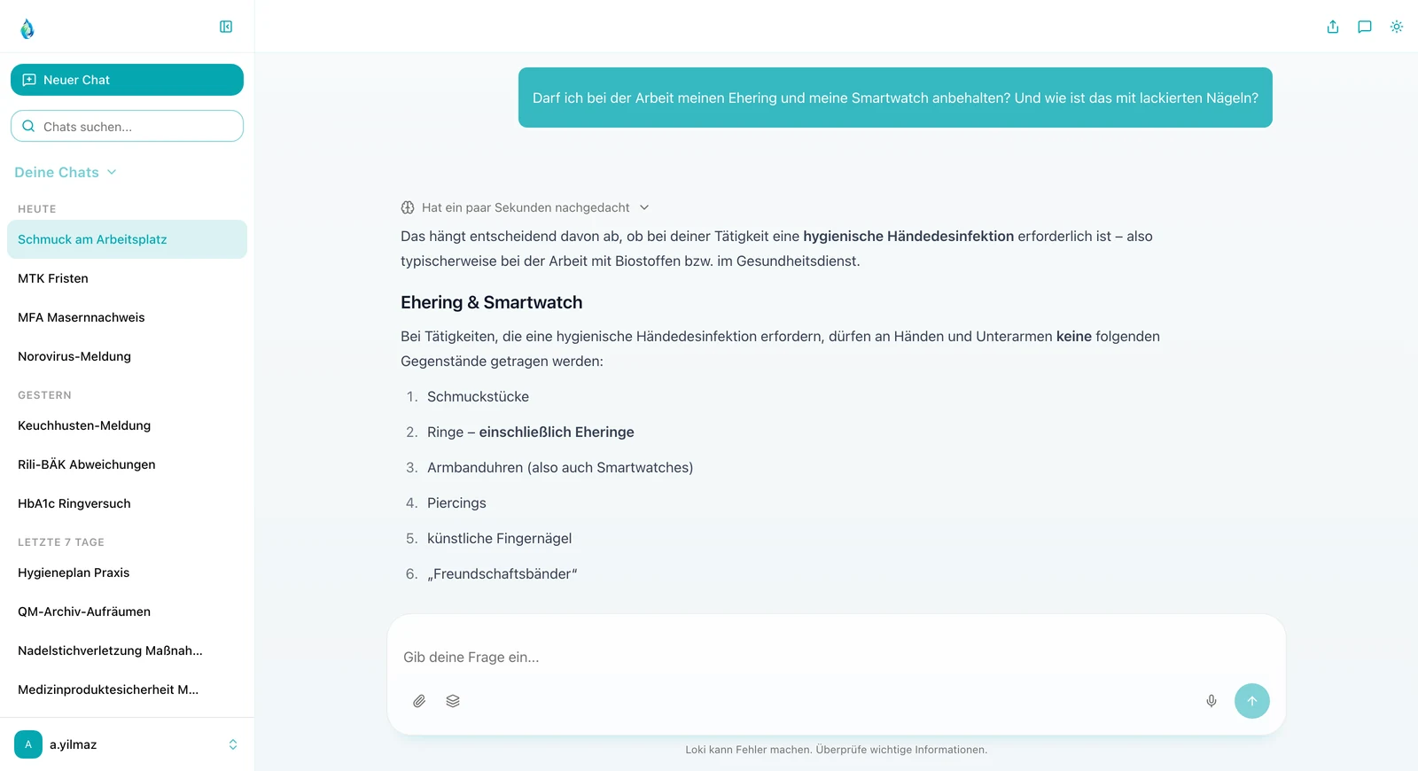 LOKI im hellen Modus: Frage, ob Ehering und Smartwatch bei der Arbeit anbleiben dürfen und wie es mit lackierten Nägeln ist. Die Antwort nennt, was bei Tätigkeiten mit hygienischer Händedesinfektion an Händen und Unterarmen nicht getragen werden darf, darunter Ringe und Armbanduhren.