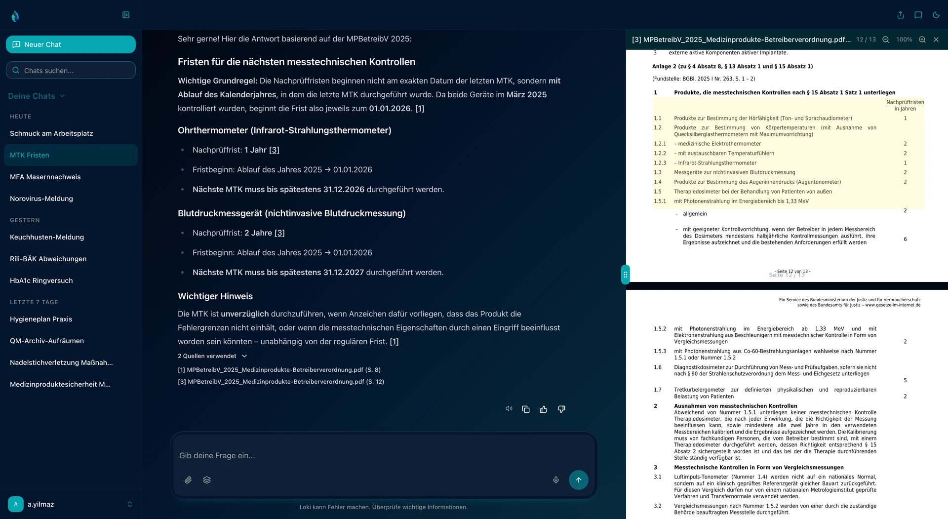 LOKI im dunklen Modus: Antwort zu den Fristen der nächsten messtechnischen Kontrollen für ein Ohrthermometer und ein Blutdruckmessgerät, mit Quellenangaben. Rechts die Medizinprodukte-Betreiberverordnung, Anlage 2 auf Seite 12, die Nachprüffristen markiert.