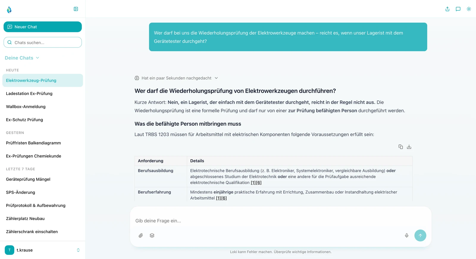 LOKI im hellen Modus: Frage, ob der Lagerist die Wiederholungsprüfung der Elektrowerkzeuge mit dem Gerätetester machen darf. Die Antwort verneint und zeigt nach TRBS 1203 in einer Tabelle, was die befähigte Person mitbringen muss, mit Quellenangaben.