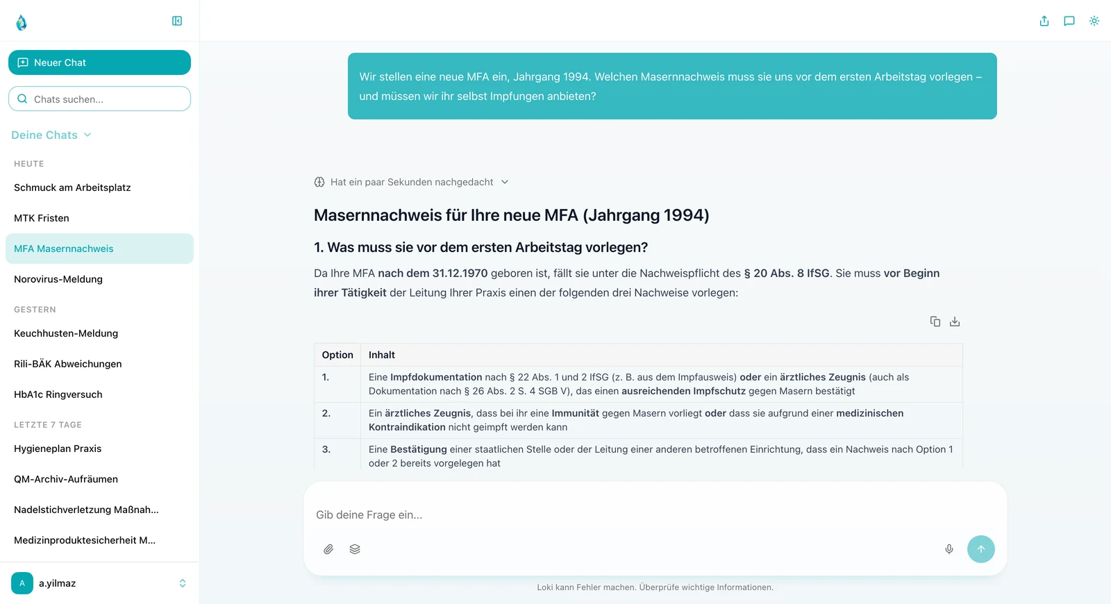 Die LOKI-Oberfläche im hellen Modus: links die bisherigen Chats einer Arztpraxis, in der Mitte die Frage, welchen Masernnachweis eine neue MFA vorlegen muss, und die Antwort mit einer Tabelle der zulässigen Nachweise, unten das Eingabefeld.