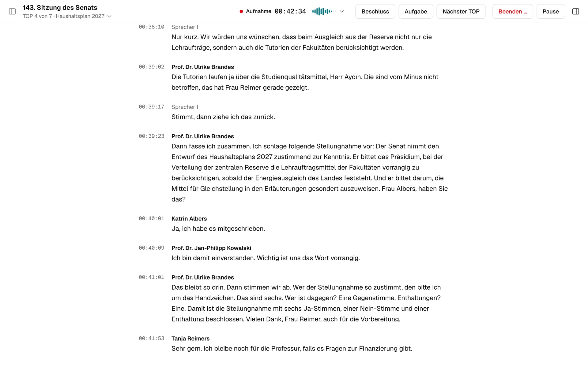 Die laufende Aufnahme in SAGA: oben die 143. Sitzung des Senats bei TOP 4 Haushaltsplan 2027, die Laufzeit mit Pegel und die Knöpfe Beschluss, Aufgabe, Nächster TOP, Beenden und Pause. Darunter das Transkript Absatz für Absatz, mit Zeitmarken und den Namen der Sprechenden.