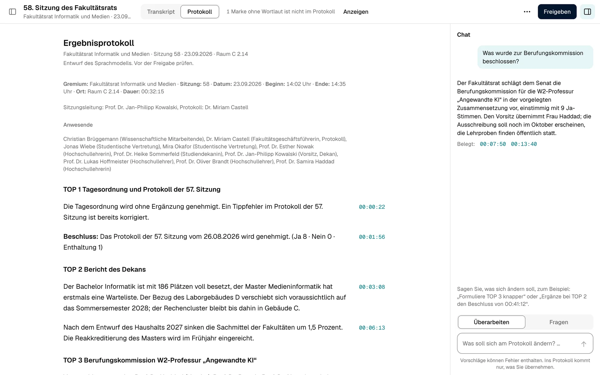 Ein Protokollentwurf in SAGA: das Ergebnisprotokoll mit Kopfdaten, Anwesenden und Tagesordnungspunkten, Beschlüsse mit Stimmen und am Rand Zeitmarken als Quellen. Rechts der Chat mit den Schaltern Überarbeiten und Fragen.