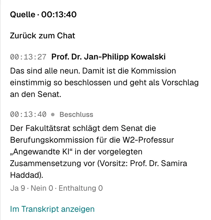 Die Quelle eines Beschlusses in SAGA: Zeitmarke 00:13:40, die Transkriptzeile davor mit dem Namen des Sprechers, der Beschluss mit Wortlaut und den Stimmen Ja 9, Nein 0, Enthaltung 0 und der Link „Im Transkript anzeigen“.