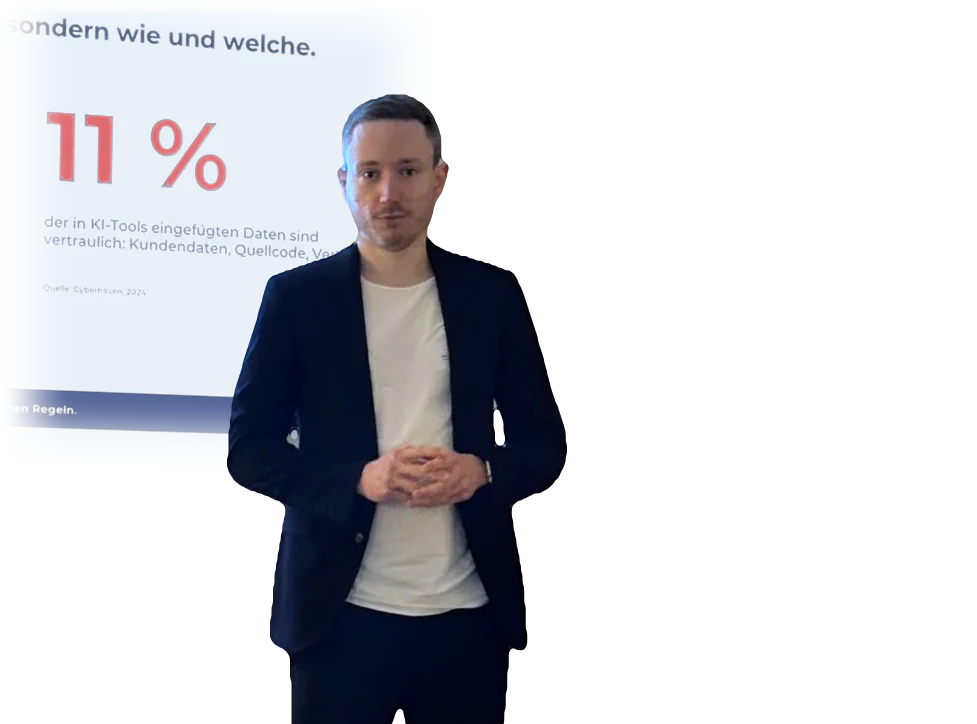 Jens Schneider, Gründer und Co-CTO von IGNAITE, bei einem Vortrag. Hinter ihm die Folie: 11 Prozent der in KI-Tools eingefügten Daten sind vertraulich, etwa Kundendaten, Quellcode und Verträge.