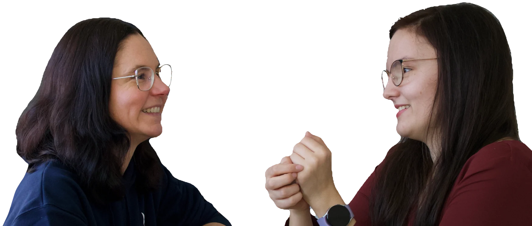 Jessica Ohnesorge und Lena Ellerkamp aus dem IGNAITE-Team im Gespräch, einander zugewandt und lächelnd: links Jessica im dunkelblauen Hoodie, rechts Lena im roten Oberteil.